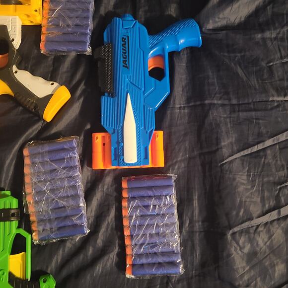 Nerf 5 nerf hand shoter 10 soft dart working good - Picture 4 of 6